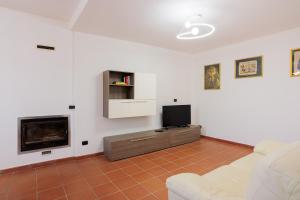 een woonkamer met een bank en een tv bij Casa Mati 2 in Verbania