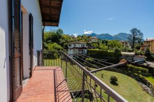 een balkon van een huis met uitzicht op een tuin bij Casa Mati 2 in Verbania