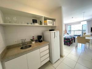 uma cozinha com um lavatório e um frigorífico branco em V1114 Flat com WI-FI exclusivo, academia e piscinas em Brasília