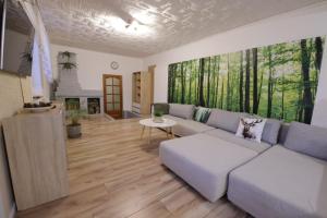 een woonkamer met een bank en een tafel bij Sobieszewska Ostoja in Orlinki
