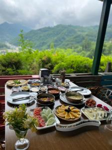 una mesa cubierta con platos de comida en una mesa en GASBAR DAĞ MANZARALI Oda en Araklı