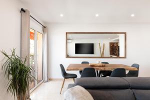 sala de estar con mesa y sofá en Spacieux appartement de 114 m2 à 5 min des plages - proximité tous commerces et transports en Antibes