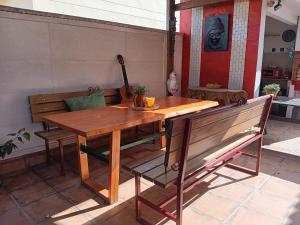 una mesa de madera y un banco en una habitación en Tiny house, en Puebla de Vallbona
