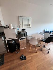 Habitación con sillas y mesa con ordenador portátil en Bath Road Slough Home Stay en Slough