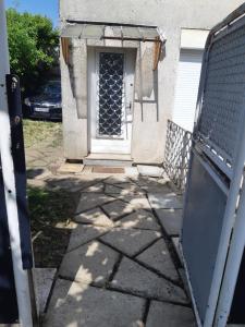 Το κτήριο όπου στεγάζεται  η παραθεριστική κατοικία
