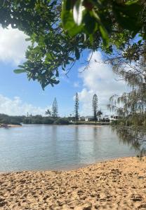 Blick auf ein Gewässer mit Bäumen in der Unterkunft Puppies&Pancakes at Innes Park Opp Park&Beach Dogs welcome inside in Pemberton