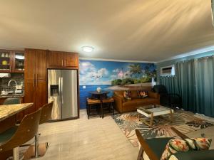 ホノルルにあるAloha Waikiki Condo 2Beds, 2Baths, Free Parking.のキッチン、リビングルーム(冷蔵庫付)