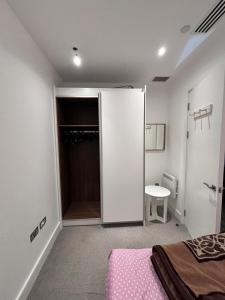 Un dormitorio con una puerta que conduce a un armario en Bath Road Slough Home Stay en Slough