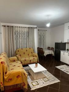 salon z kanapą i stołem w obiekcie Iri Apartment w Durrës