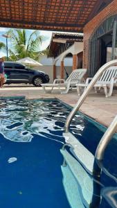 una piscina con un tobogán de agua. en SOLAR DA BRAN Mosqueiro - Pará en Belém