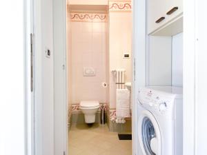 bagno con servizi igienici, lavatrice e asciugatrice. di Villa Luminosa Laglio - Private Parking, Garden a Laglio