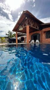 uma piscina em frente a uma casa em SOLAR DA BRAN Mosqueiro - Pará em Belém