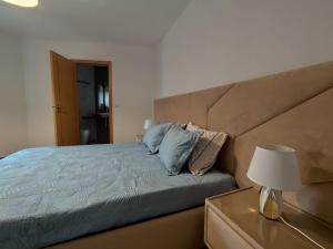 Un dormitorio con una cama con almohadas azules. en Casa do Canastro, en Mondim de Basto
