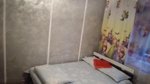 a small room with a bed and a curtain at Apartament Ștefania in Orşova