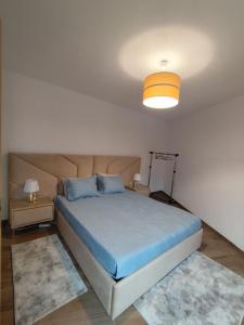 sypialnia z dużym łóżkiem i lampką w obiekcie Casa do Canastro w mieście Mondim de Basto
