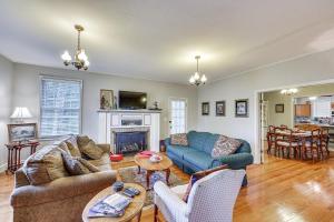 uma sala de estar com mobiliário e uma lareira em Delightful Retreat with Fireplace and Large Yard! 