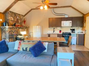 ein Wohnzimmer mit einem blauen Sofa und einem Tisch in der Unterkunft Blue Horizon Lodge in Big Bear Lake