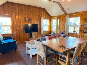 ein Wohnzimmer mit Tisch und Fernseher in der Unterkunft Blue Horizon Lodge in Big Bear Lake