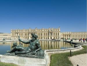 a statue in front of a large building at Maison de Ville à 40 km de Paris in Longnes