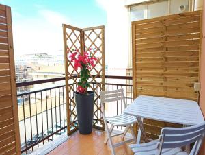 einen Balkon mit einem Tisch und Stühlen sowie Strandblick in der Unterkunft Bilocale in Centro a Pescara in Pescara