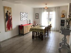 モンティヴィリエにあるMaison charmante en Normandieのテーブルと椅子のあるダイニングルーム +17枚の写真