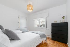 A bed or beds in a room at Ohana Home