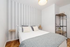 A bed or beds in a room at Ohana Home