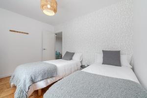 A bed or beds in a room at Ohana Home