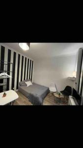 Una cama o camas en una habitación de Modern studio - Le Bourget Ideal JO 2024