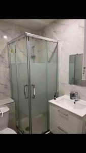 Een badkamer bij Modern studio - Le Bourget Ideal JO 2024