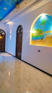 una habitación con una pintura en la pared en Sama Stars Hotel en Abu Simbel