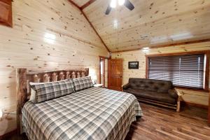 Postel nebo postele na pokoji v ubytování The Blissful Bear Lodge + 26 fotografií