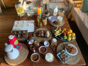 un tavolo con molti piatti di cibo sopra di Cabañas AlRío Quietud en Movimiento a Tigre