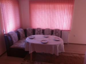 una mesa con platos y vasos en la parte superior en Стаи за гости Елени en Shiroki Dol