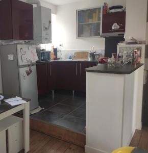 een keuken met een witte koelkast en een aanrecht bij Centre Bayeux in Bayeux