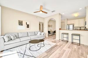 een woonkamer met een bank en een tafel bij 3BR Condo - Near Disney Balcony Pool Hot tub in Orlando