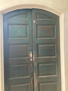 una antigua puerta de madera en una habitación con en Old Bells Hostel- Villa El Campanario, en Santa Ana