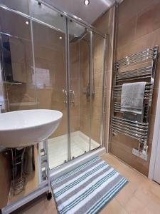 een badkamer met een douche en een wastafel bij Duplex Apartment in Greater Manchester in Oldham