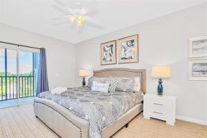 1 dormitorio con cama y ventana en Near Disney - 3BR Condo - Pool HT and Games, en Orlando