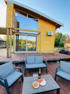 un patio con 2 sillas y una mesa con bebidas. en Nana - river Villa no.315, en Ulcinj