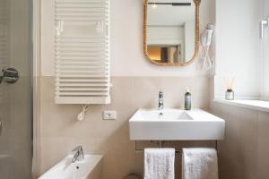 フィレンツェにあるN7 Roomsのバスルーム(白い洗面台、鏡付) +37枚の写真