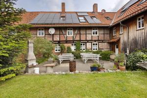 una casa con paneles solares encima en Ferienwohnung Gartenfreude, en Veckenstedt