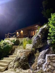 un conjunto de escaleras que conducen a una casa por la noche en Skadar Lake Aparment Nikola II en Virpazar