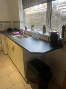 encimera de cocina con fregadero y ventana en Cosy Widnes Home en Widnes