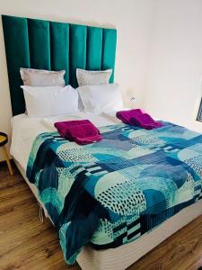 1 cama grande con edredón azul y blanco en Rosseta’s Golf Retreat en Roodepoort