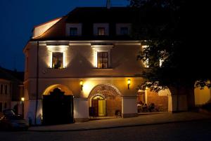 un edificio iluminado por la noche con luces encendidas en Hotel Pod Ciżemką, en Sandomierz