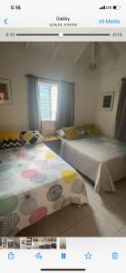 奧喬里奧斯的住宿－Beautiful Vacation Home，一张带两张床的卧室的照片