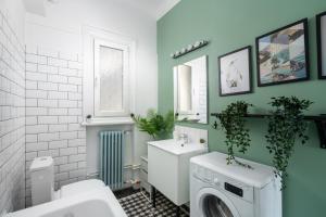 Ванная комната в LITTLE PARIS by Urbanesq