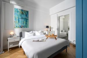 Кровать или кровати в номере LITTLE PARIS by Urbanesq