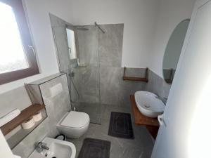 Ванная комната в Guesthouse Koleci - Mrizi i Zanave Fishte-Lezhe